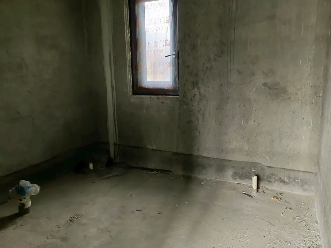 御江湾双拼。东边户四开间，三层别墅，南北大院，楼上带露台，实面300多平