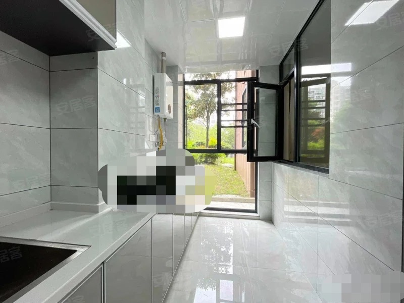 急售，城南，元泰A区，1楼带院子房子，精装3房2卫，证满二