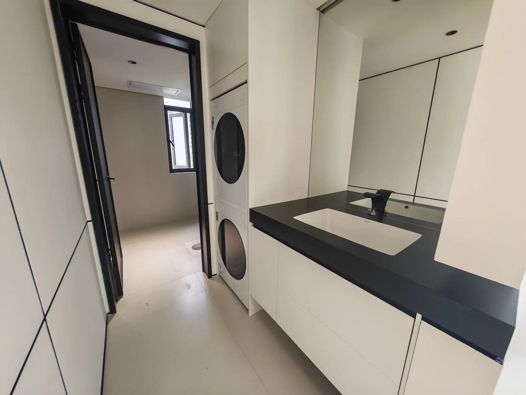 降价啦，蓝天花园，1梯1户144平拐角大阳台，精装全新精装四房，小高层