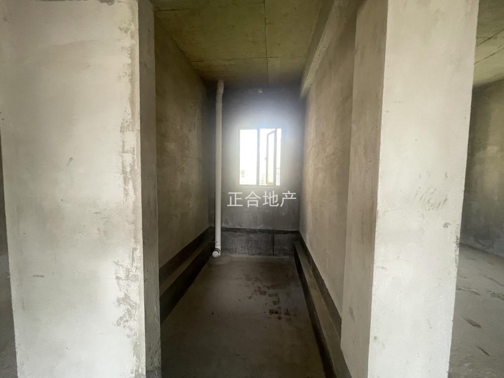 城南，新城壹号五期，电梯洋房，满两年，毛坯3室2厅2卫，南北通透