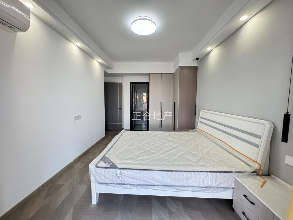 业主亏本诚心出售，城南，南国明珠，电梯好楼层，全屋品牌装修，户型好。精装四房