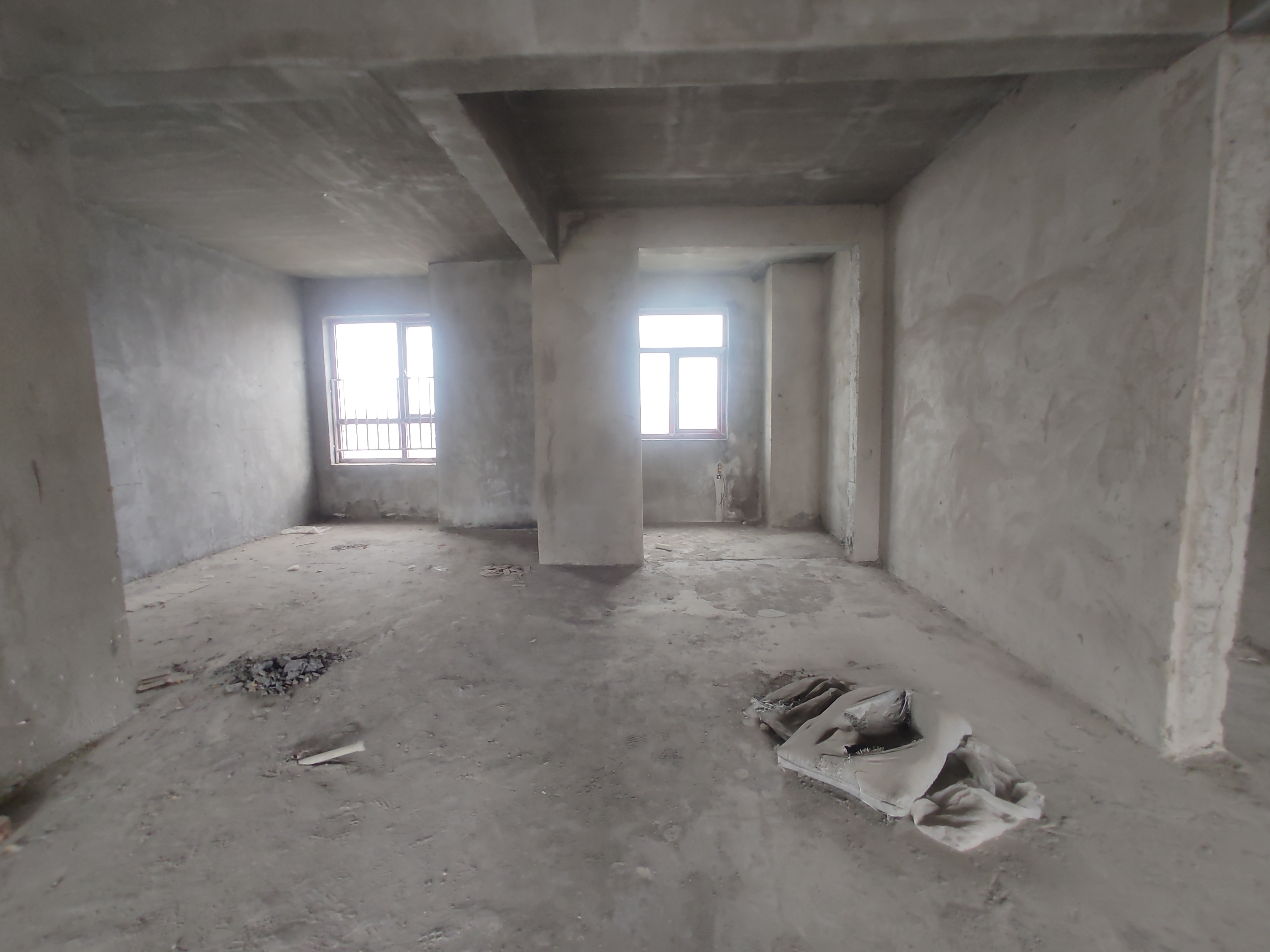 沔阳公馆.毛坯大三房边户.南北通透.小区环境好.看房方便