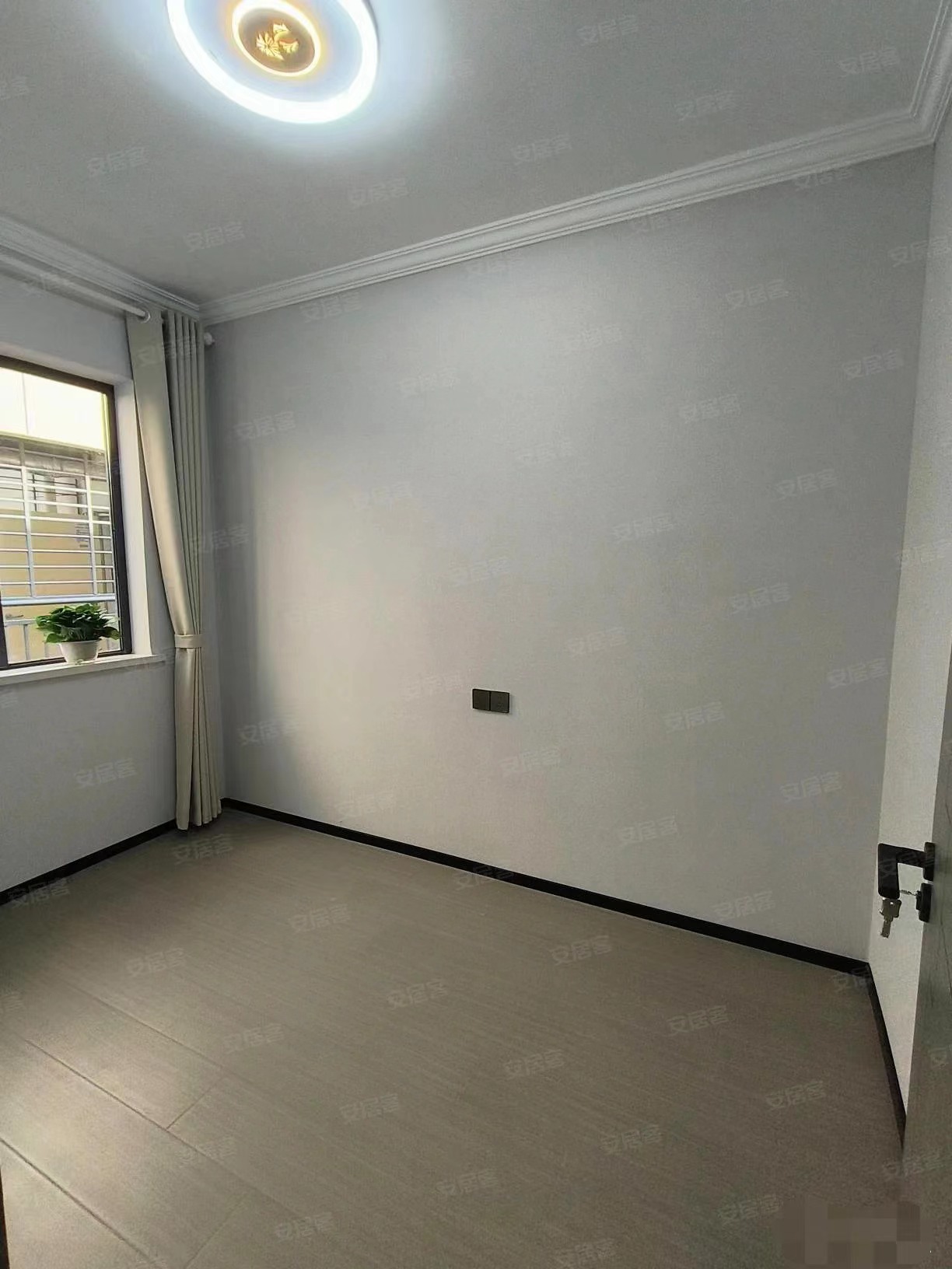 33，诚心出售，森林国际翡冷翠，全新精装三房，采光视野很好，满二