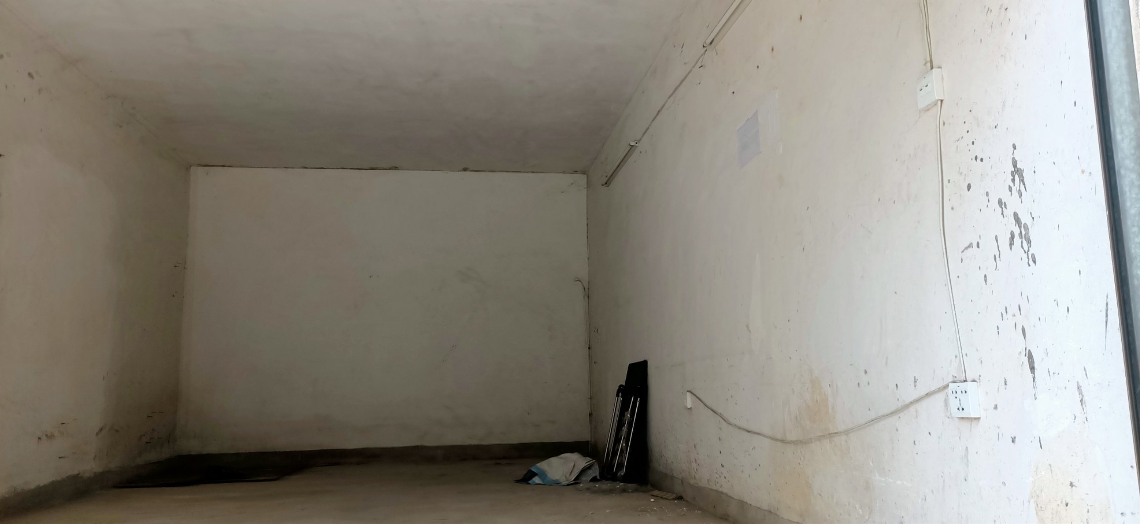 沃尔玛旁华泰小区28平车库，可做养老居室或办公工作室