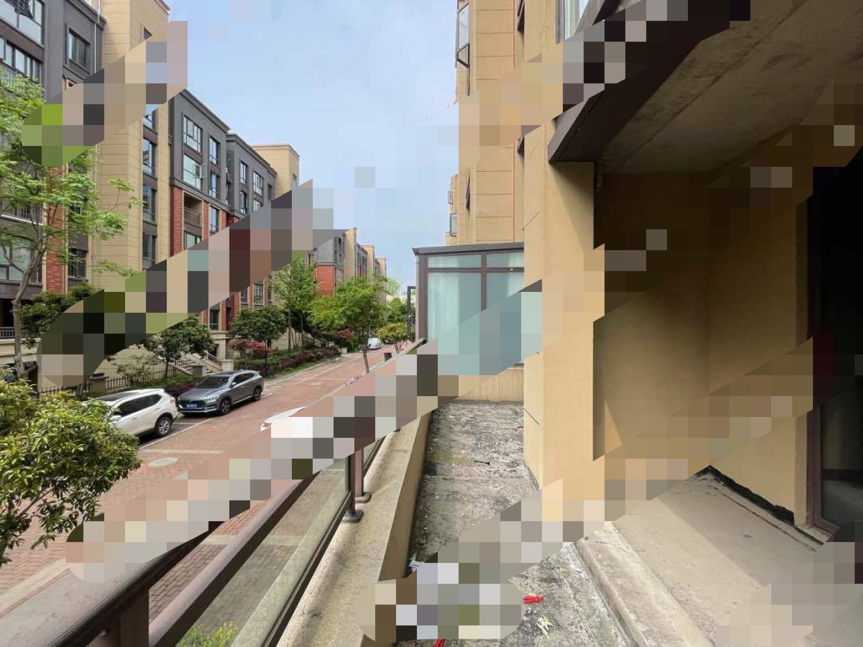 香格里拉，电梯洋房，上下两层接近200平，复式楼+超大院子+大露台+车库，