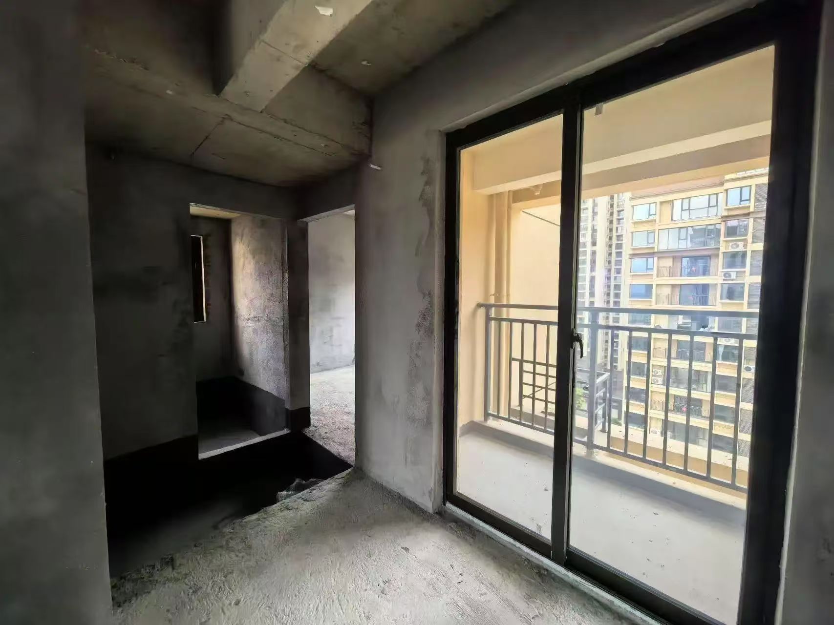 城南，荣怀A区，毛坯三房，边户小高层，好楼层，72万包营业税