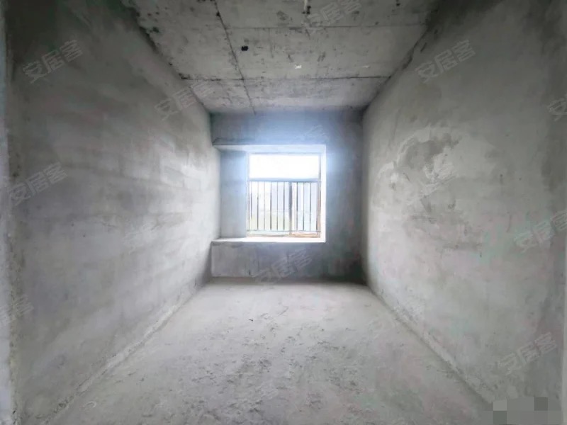 蓝天新城，人车分流，8楼，三房两卫，纯东边户。南北双阳台，