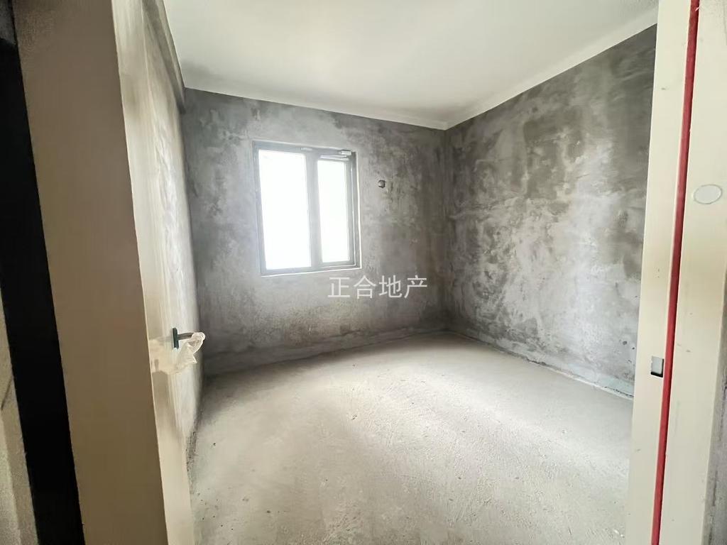 捡漏，城南，森林国际，毛坯三房，单价4700，电梯好楼层20楼，证满二