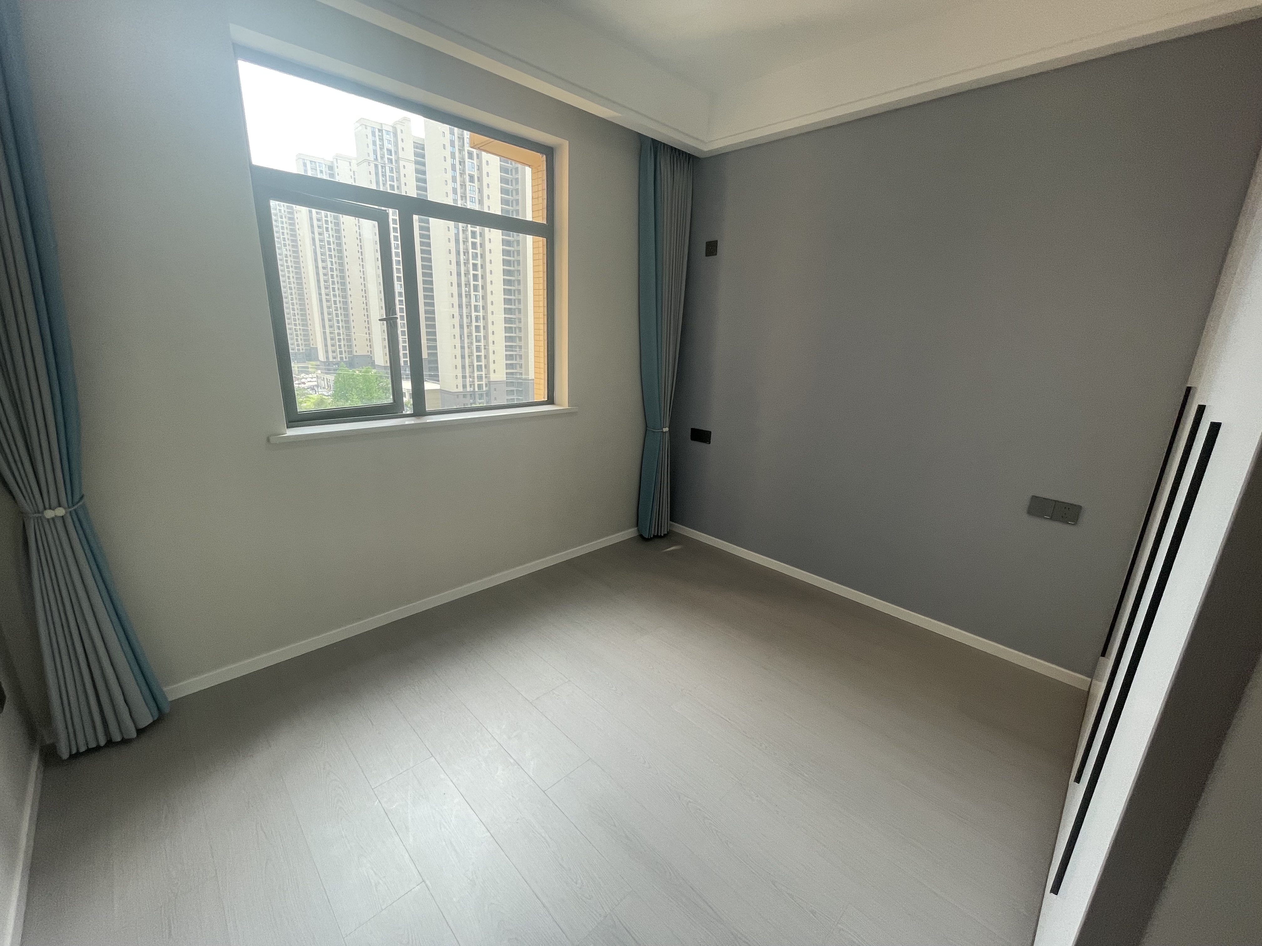 紫润尚城三房两卫全新装修大阳台采光好满二