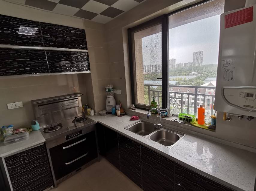 急售-绿地华庭天然氧吧，上下分层两户进出。产权面积254平米，使用面积315平米。