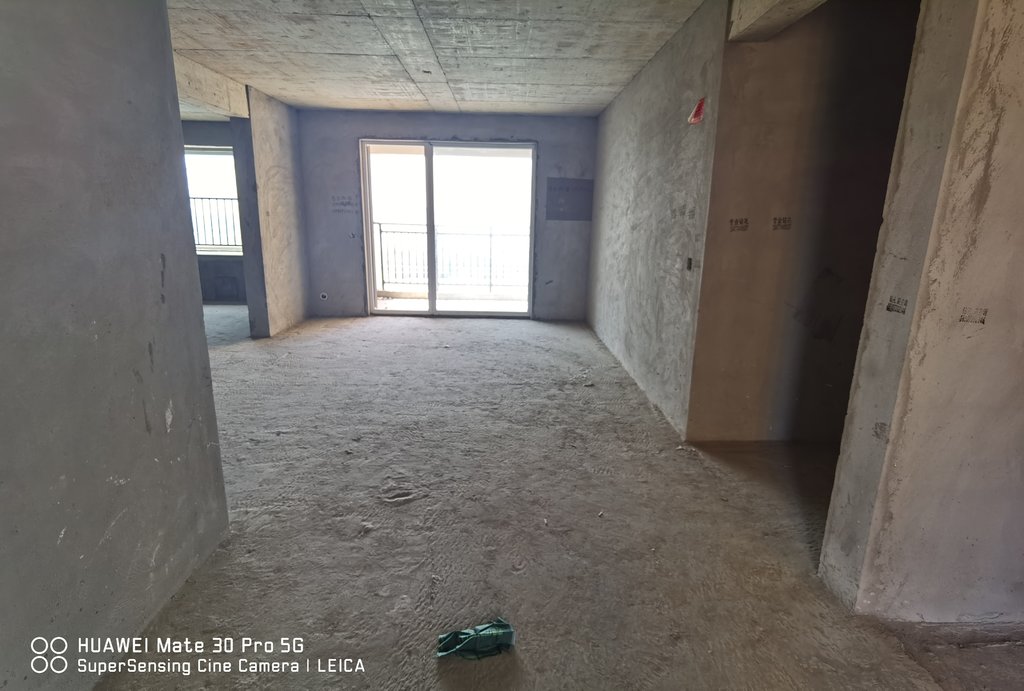 满庭春楼下就是仙桃笑学 毛坯大三房南北通透的户型 两个大阳台