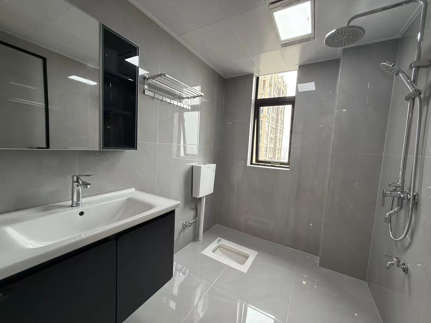 城南，御湖世家，全新未住！电梯好楼层，精装三房，证满二，诚心出售