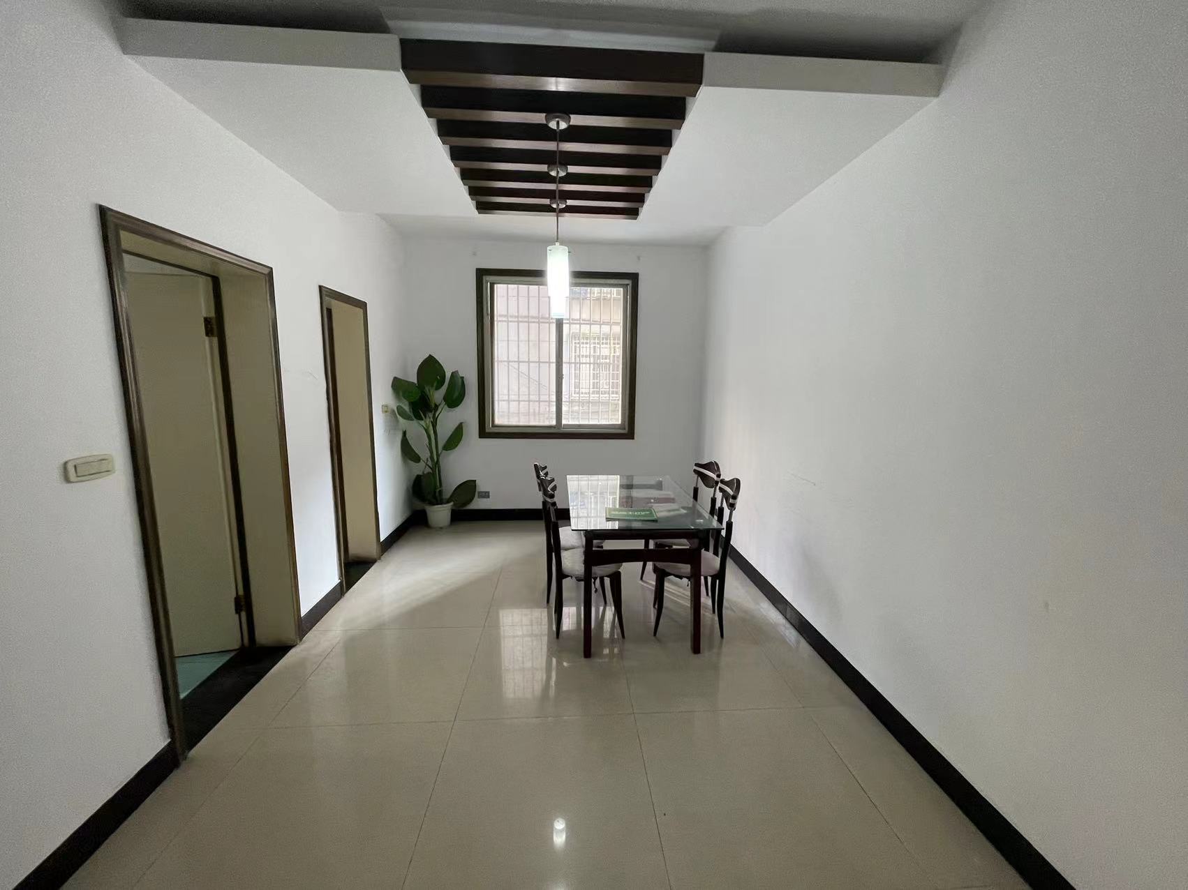 环球附近，钱沟上坡，步梯架空一楼，精装修四房，楼龄新，格局好