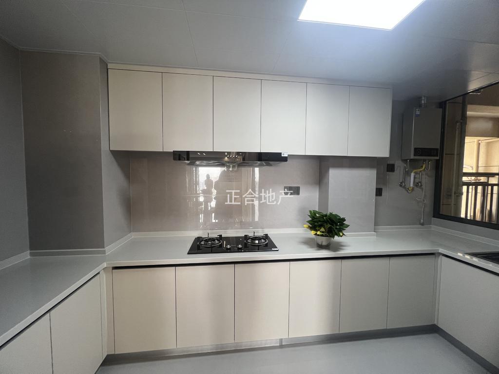 城南，御湖世家，精装三房二卫，电梯好楼层17楼，老证，证满二