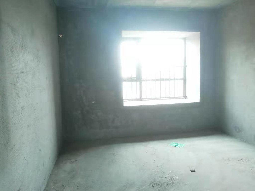 御湖世家 毛坯现房 可以贷款 送车位 比售楼部还便宜 看房有钥匙 价格可谈