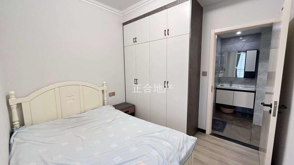 急售，森林国际，湖景房，精装三房两厅，9.9成新，基本未住，证满二，视野好