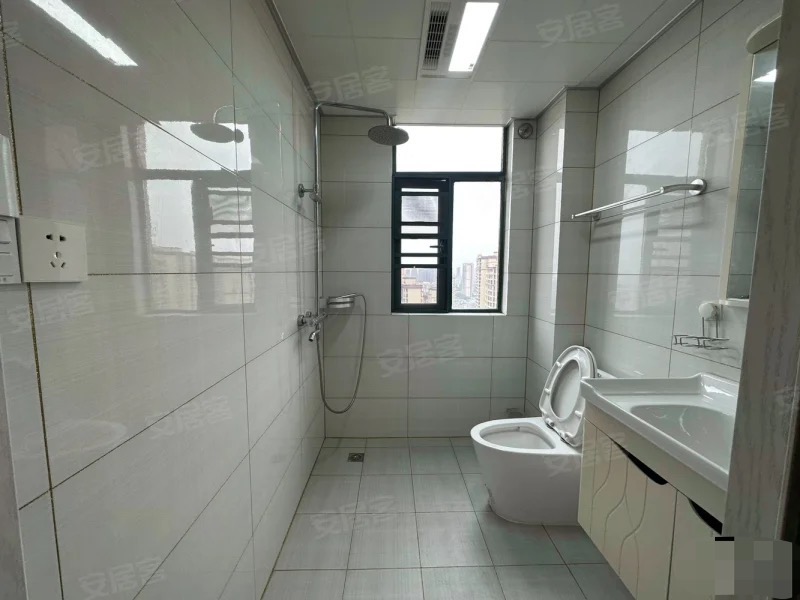 业主急售，城南新街，​精装单价4700，精装三房，证满二，不介意🉑联系看房，