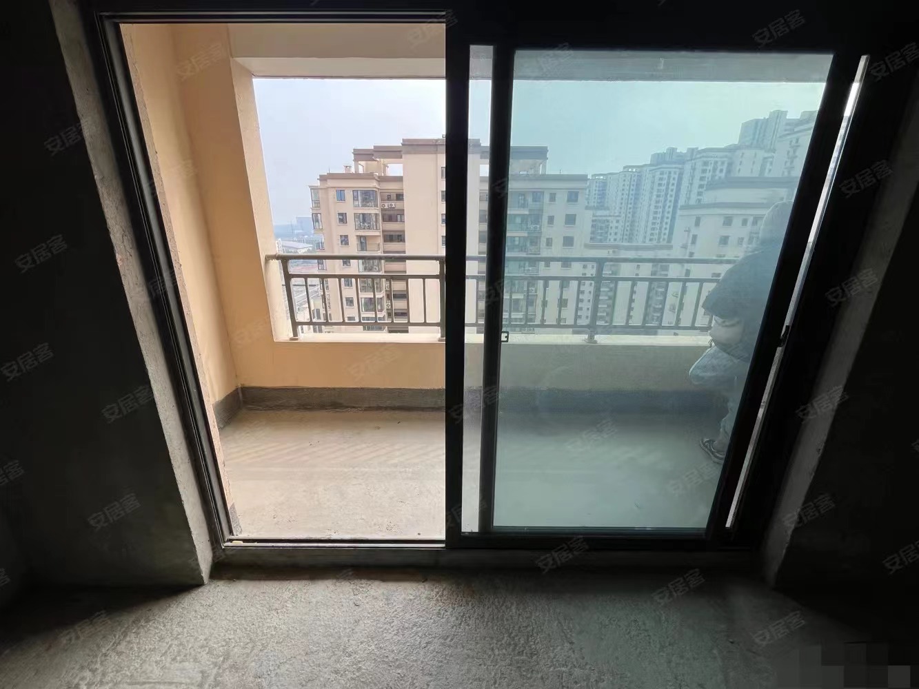 荣怀大三房，16楼好楼层，单价5800，还送储藏室，三开间朝南，户型好，急卖，证满二