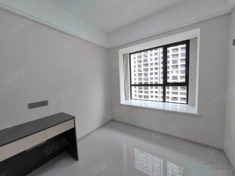 城南，电梯8楼，御湖世家，全新精装大三房，纯东边户，诚心出售