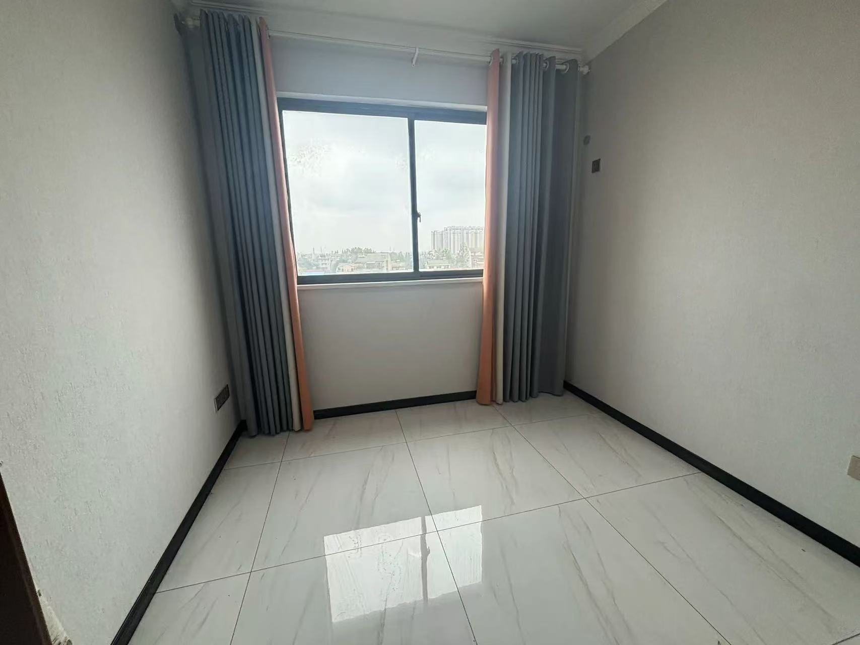 降价了，捡漏，公园世家，精装四房，成色好！好楼层，南北通透，证满二