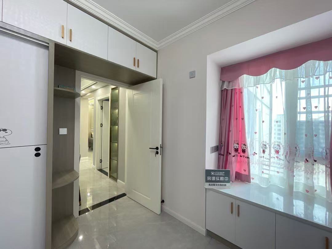 房东亏本出售，满庭春，精装三房，基本未住，一口价45万，证满二