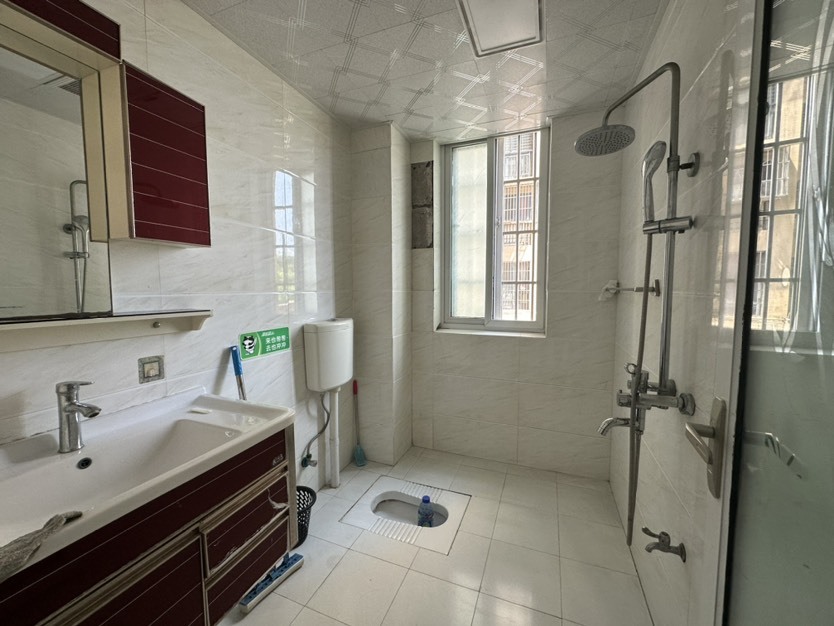 翰林公馆3室2厅1卫精装修家具家电全配1600元优价出租