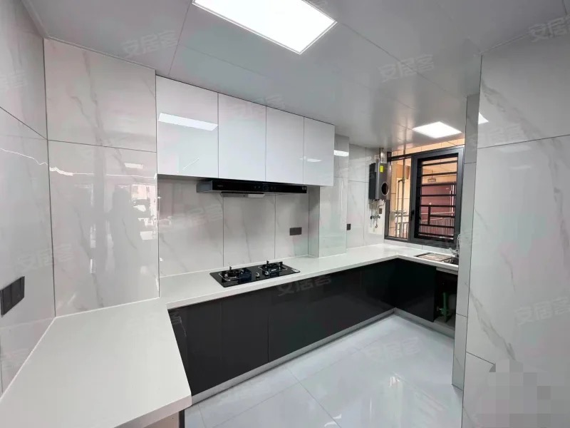 ？城南，御湖世家，精装三房，送车位，三开间朝南，证满二