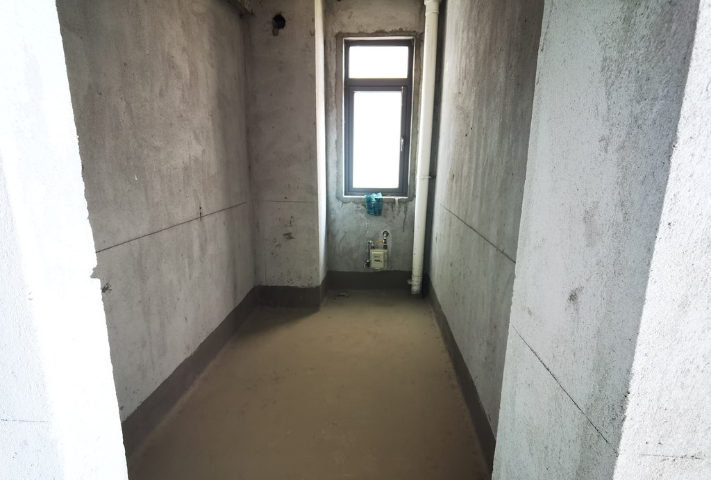 紫润尚城.毛坯大两房.户型方正.采光.视野好.看房方便.比新房价都低