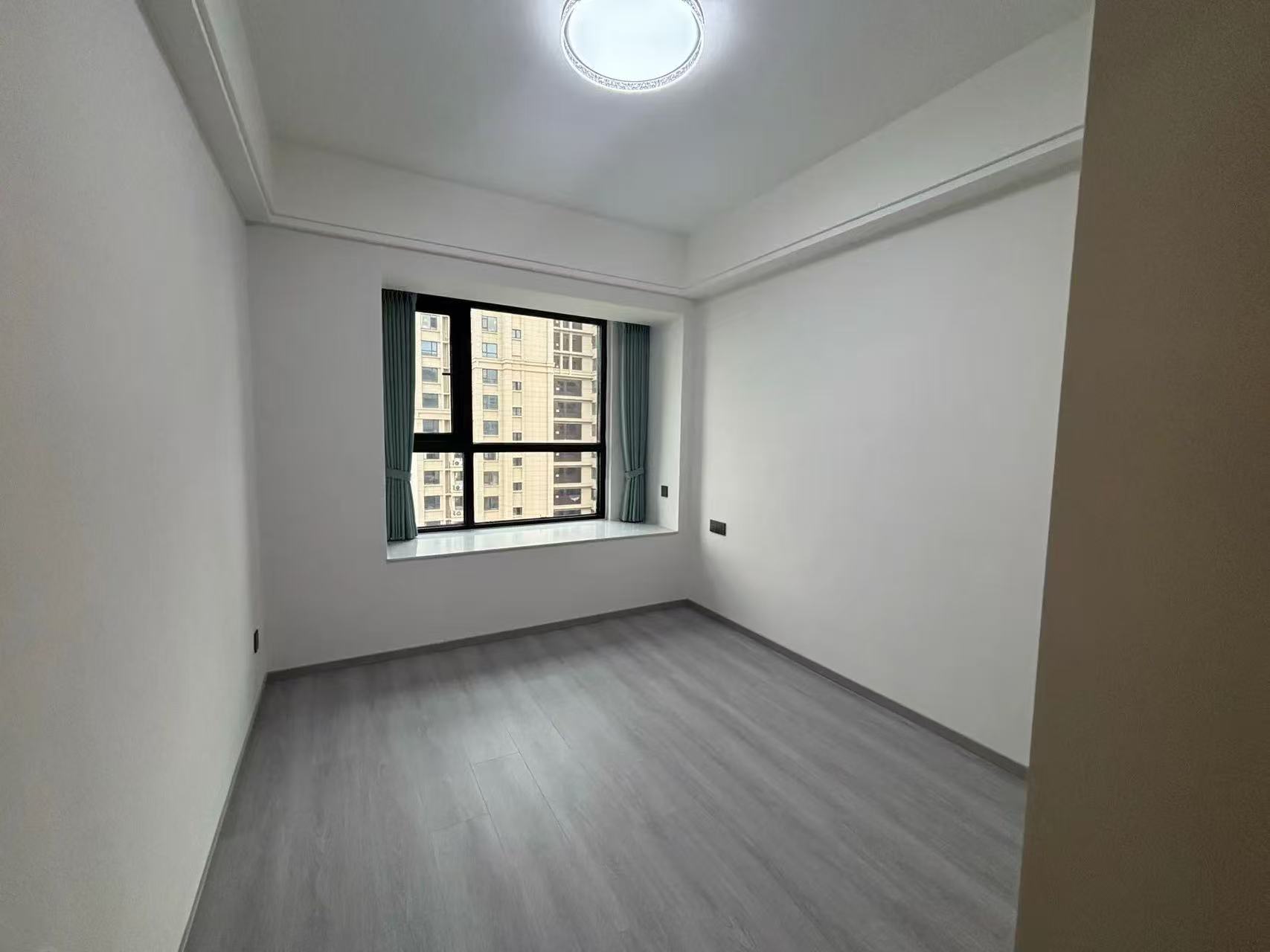 降价了，城南，御湖世家，电梯好楼层，全新精装三房，单价5500，证满二，全屋中央空调，新三中