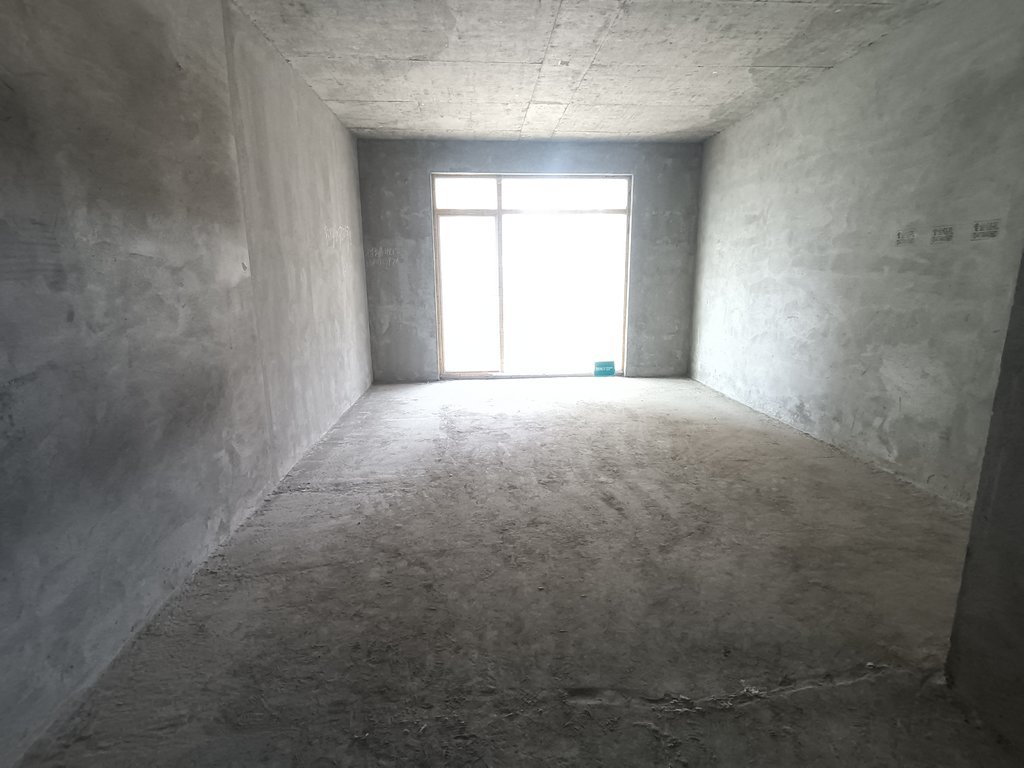 新妇幼旁，晓學新叁仲都在旁，风和日丽 ，带车位 ，毛坯四房，菜场就在旁边