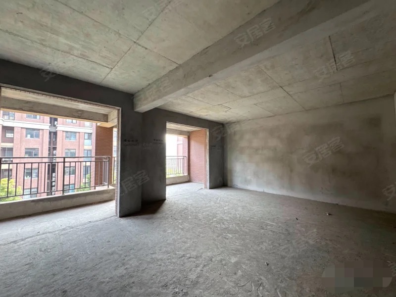 城南，新城一号五期，电梯洋房。中间楼层，四房二卫，全天采光，电梯入户，南北通透