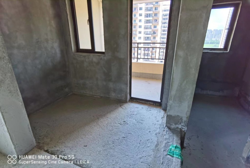 荣怀世家，毛坯四房，南北通透，小区环境好，业主诚心出售，看房方便