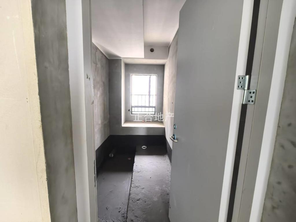 吾悦华府，4房2卫现房，中间好楼层东边户21楼，带车位，房东靠谱急卖，承担一半过户费，