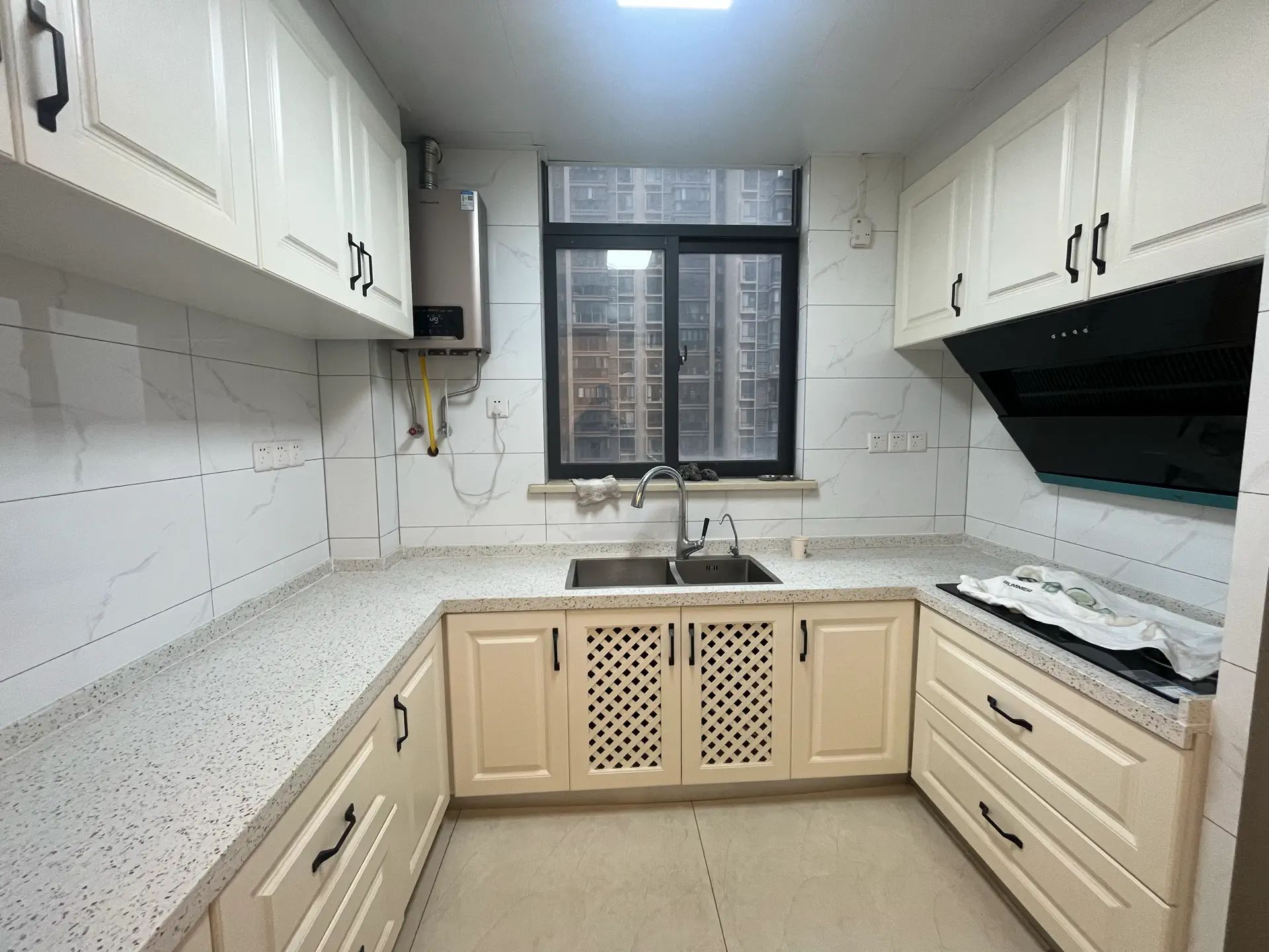 商城附近，康湾一品，精装4房，单价4500，实验二小老三中，好楼层，证满二