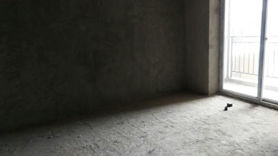 锦江国际95平米毛坯两房中间楼层诚意出售30万有钥匙！