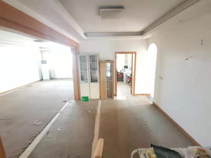 实验四小旁龙华山派出所宿舍超大平层四居室，南北通透三开间朝南，带一个地下室，业主乘诚意出售