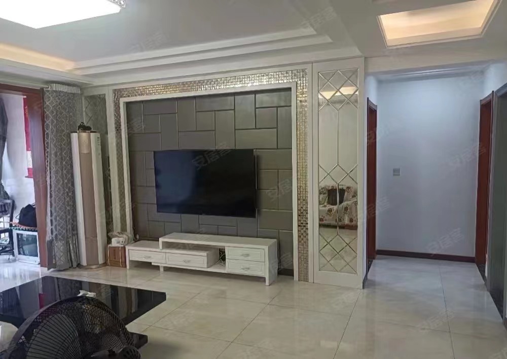 74，房东急售，降价10万，元泰未来城边户双阳台，捡漏价钱，精装三房