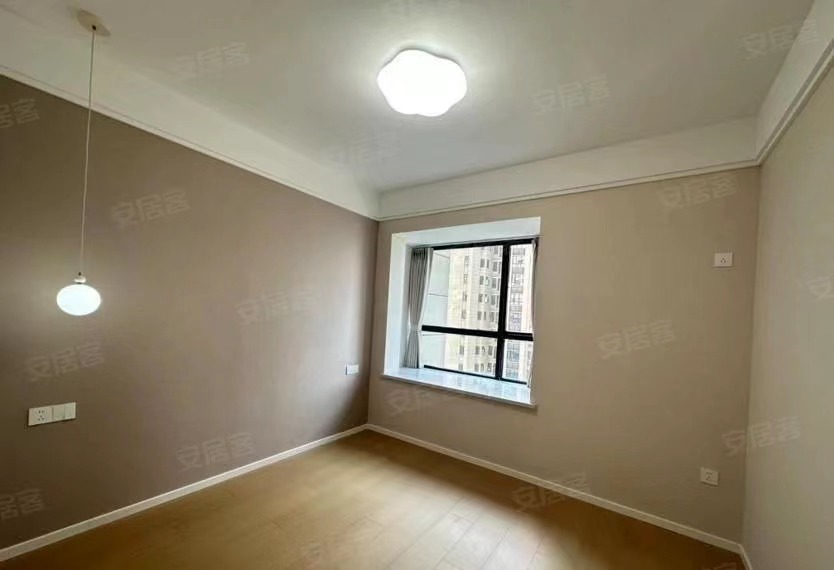 降价了，全新装修，送车位，轻she奶油风，中间好楼层，证满二