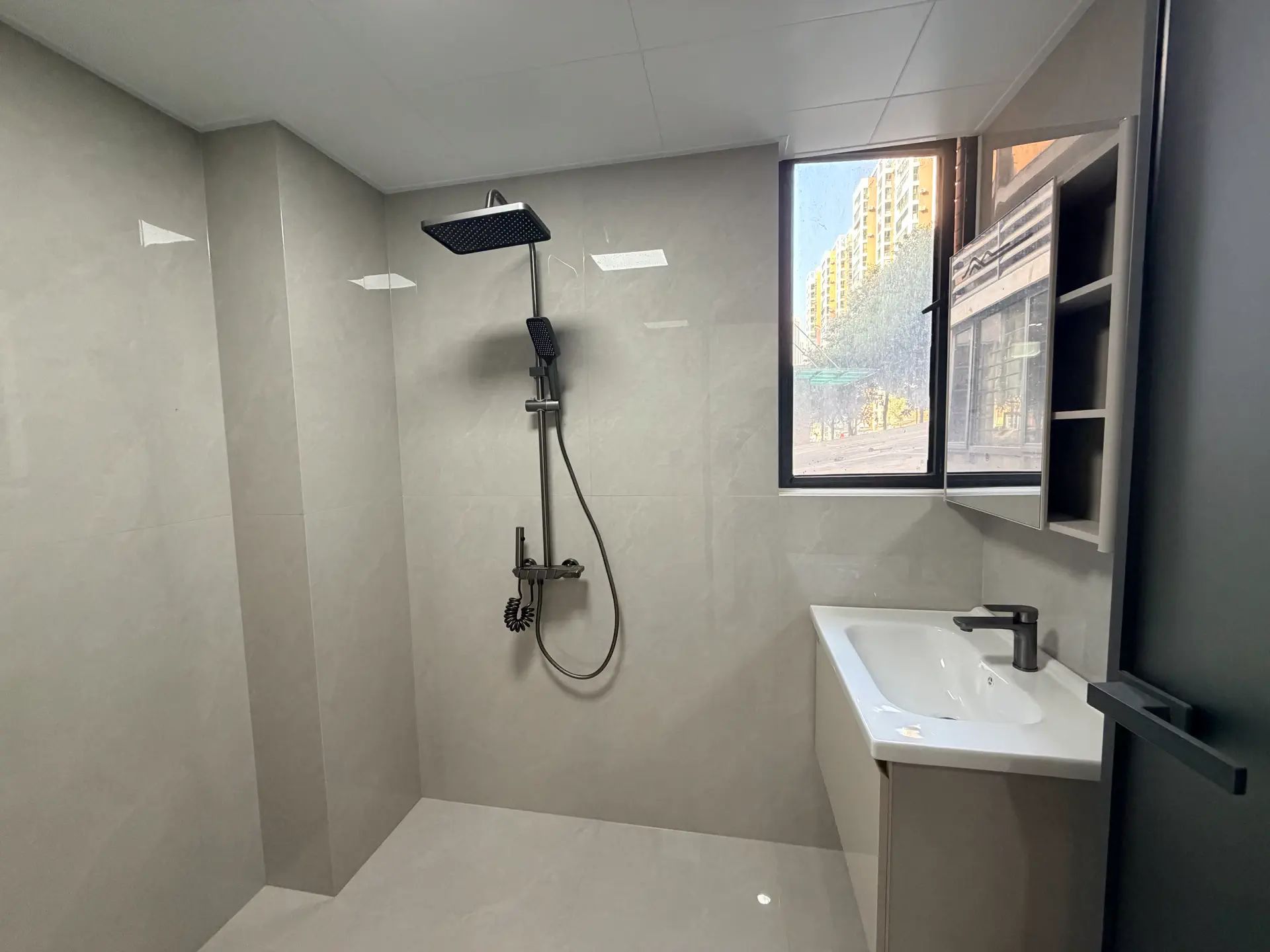 沔街上，紫金城，南向带院子，精装3房2卫，单价4千多，证满二