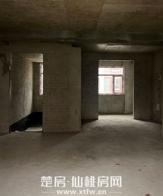 和平社区.90平毛坯三房带地下室.南北通透