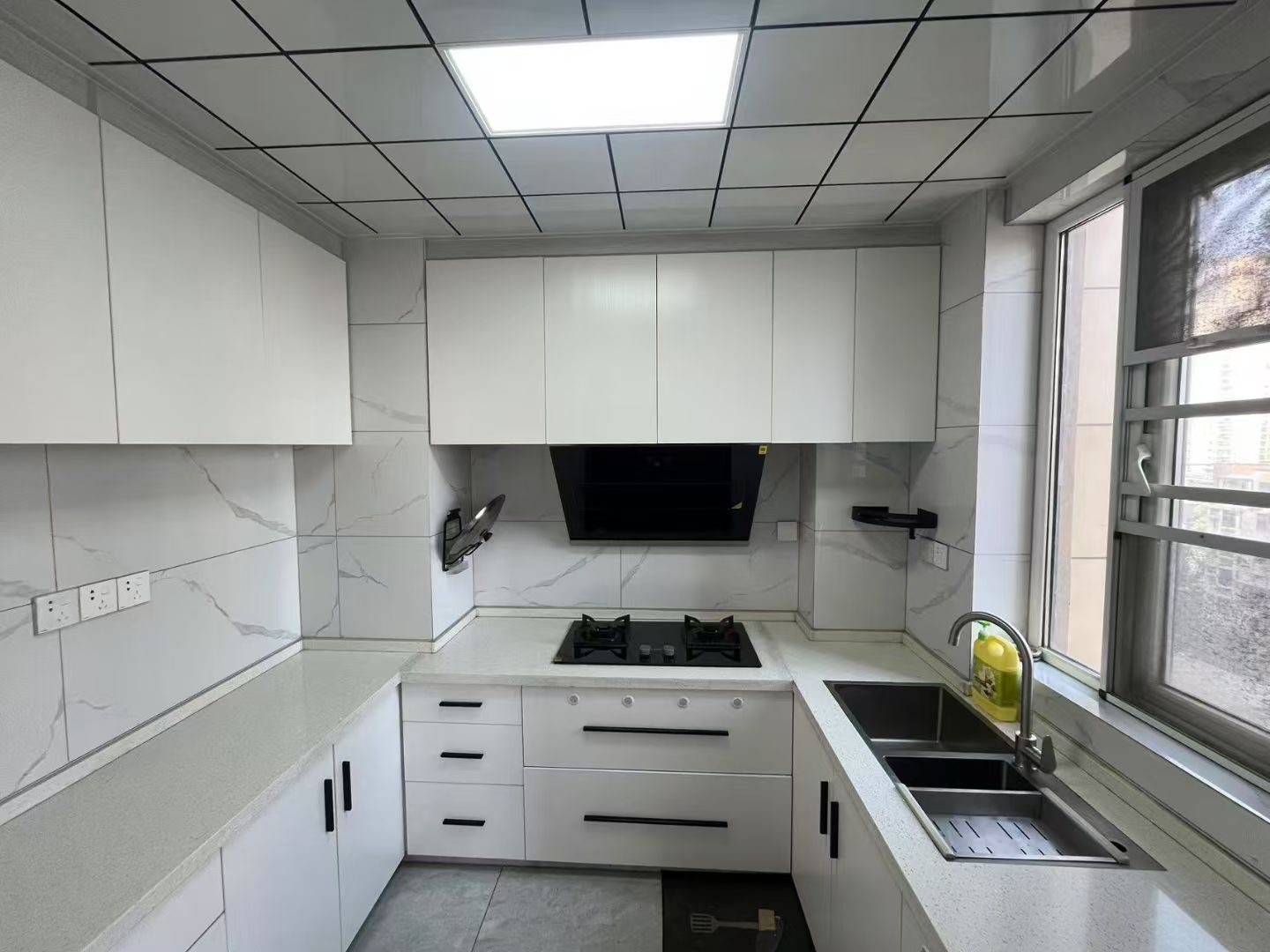 二中旁，森林国际东边户，精装大三房，好楼层。南‮双北‬阳台。