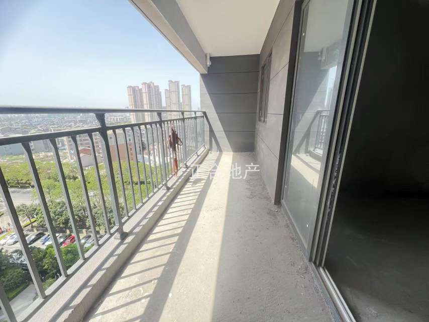 城南，北苑，大阳台，单价5千多，毛坯三房，中间楼层，采光好