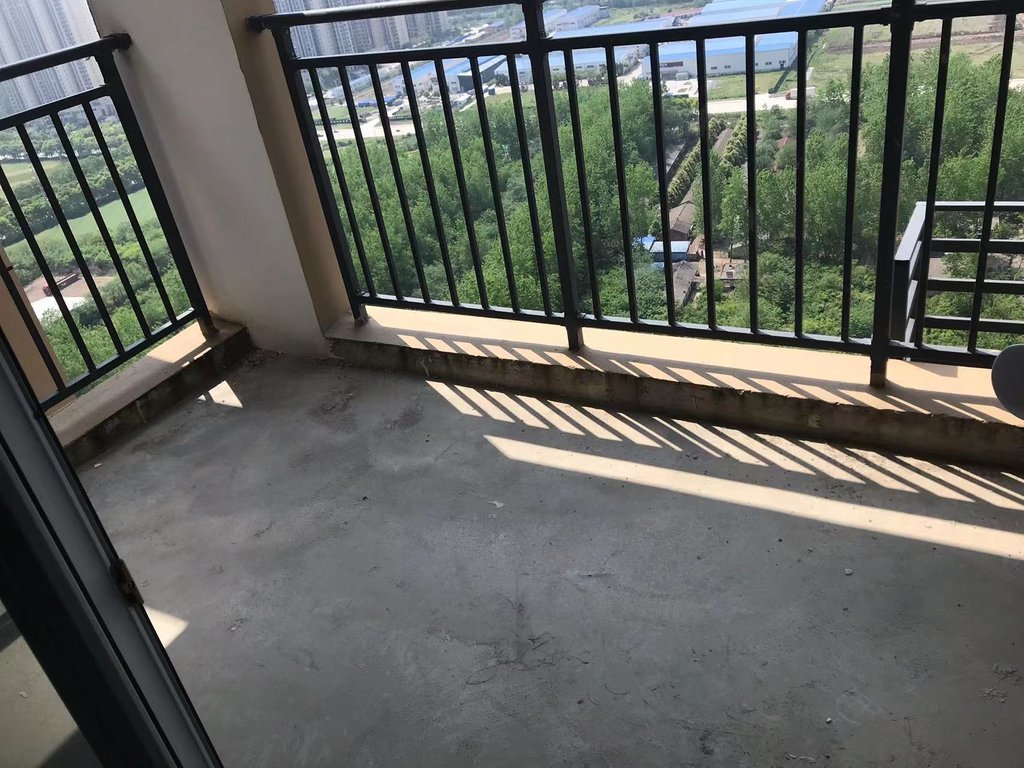 满庭春毛坯小三房校园旁周边配套齐全看房方便诚心卖