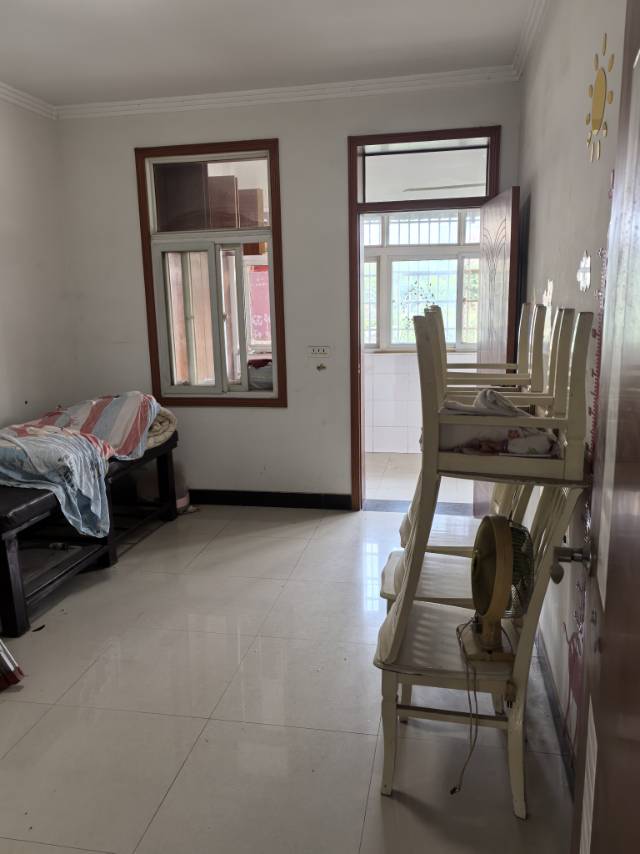 仙桃中学（沔中）附近招租：3室2厅2卫1厨1阳台，共120平，另还有18平的电动车车库。