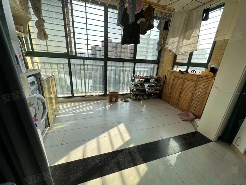 捡漏，城南，新城壹号四期，湖景房，单价4900，精装3房2卫，老证，电梯中间楼层