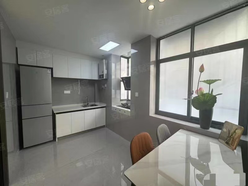 198，降价了，捡漏，带大院子的1楼来啦！​！​精装三房，出门学笑，菜场！​不动产在手，证满二！​