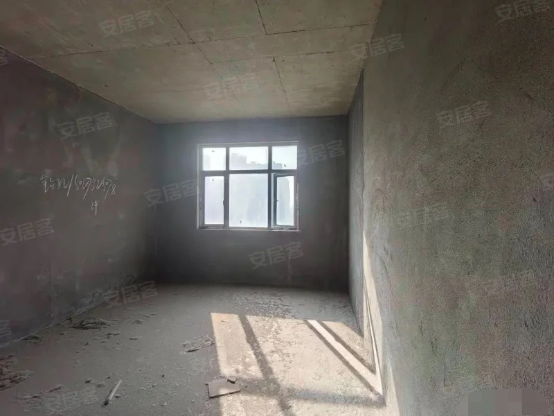 业主急售，新城壹号五期，毛坯大四房，赠送面积多，单价4500