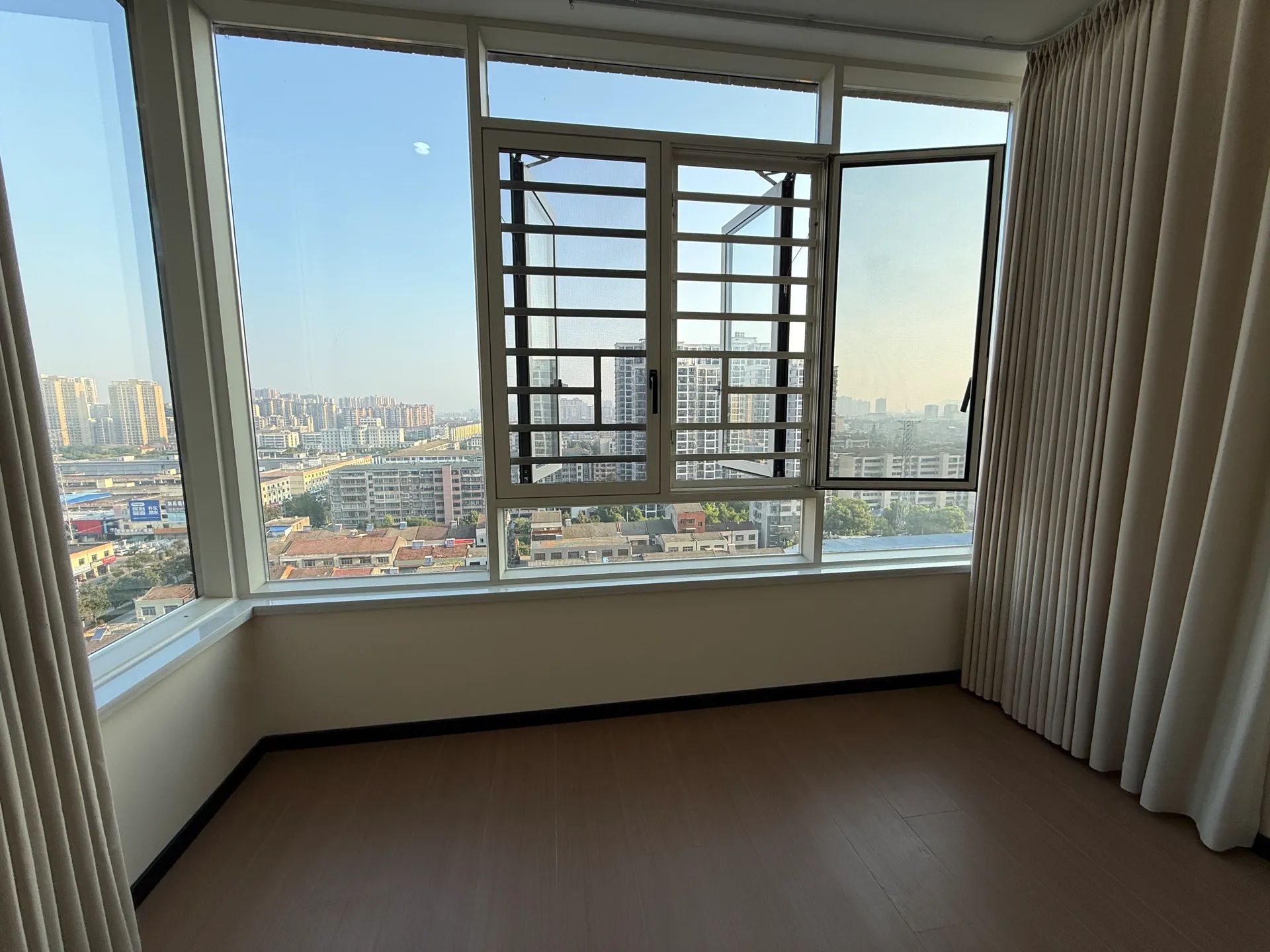 城南，沔街旁，颐和公馆，全新精装大三房，低公摊，中间15楼纯东边户，证满二，单价4999❗️