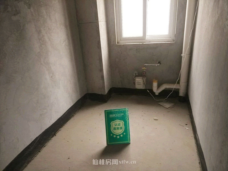 世纪雅苑毛坯大三房南北通透户型方正，采光和视野都是非常到位的，一个字好