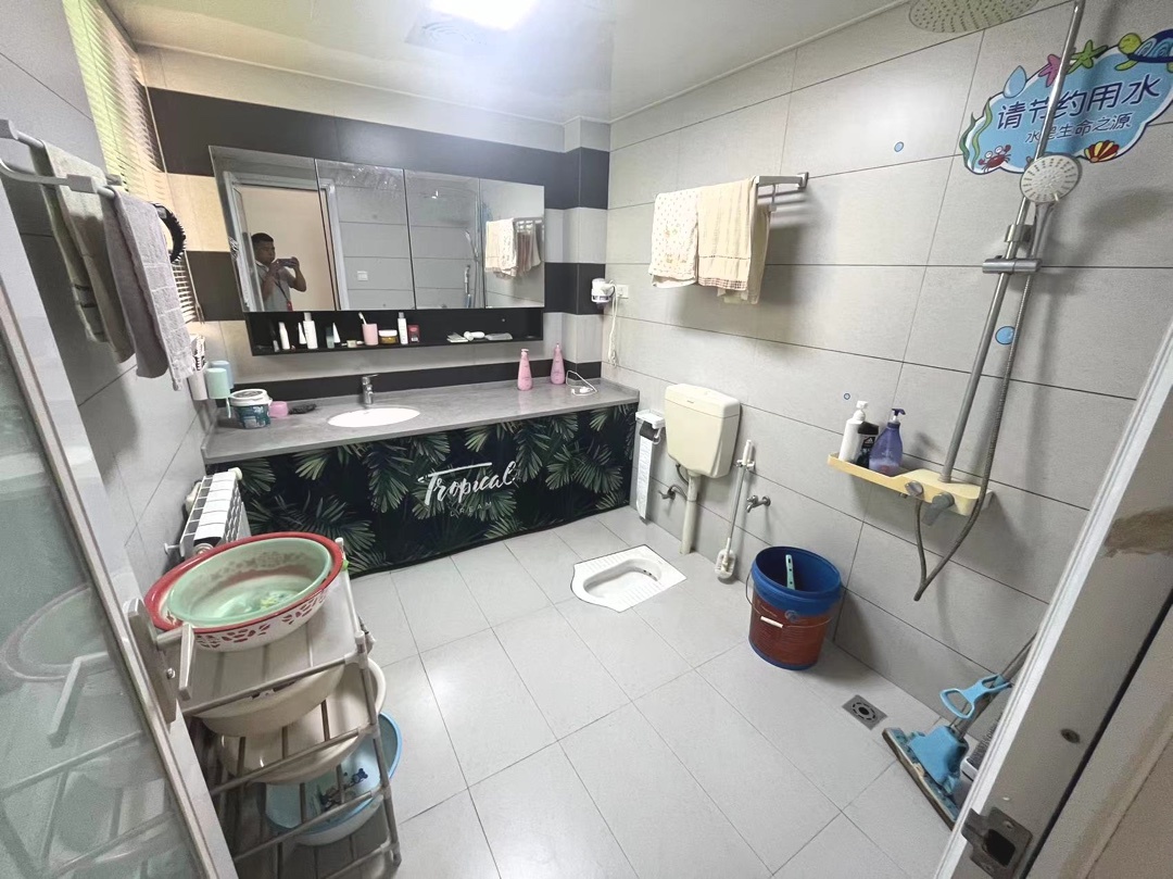 仙桃一中旁，大边户，全屋暖气片，品牌家具家电，带一个车库，好停车，